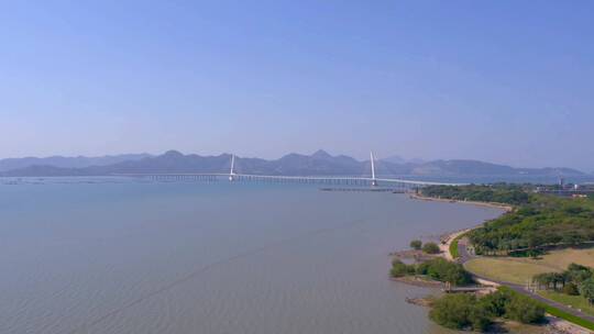 航拍下降镜头大海深圳湾大桥