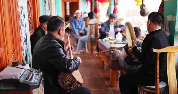 新疆喀什古城百年老茶馆休闲奏乐