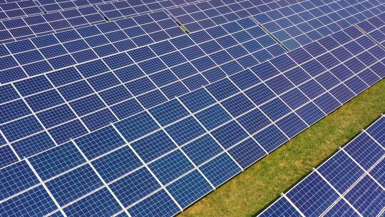 新太阳能农场的俯视图。成排的现代光伏太阳能电池板。可再生生态源