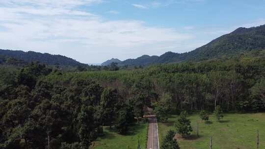 一个人在海边的山景中驾驶无人机