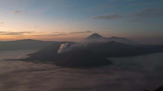 云海中的火山日出景象 印尼布罗莫火山