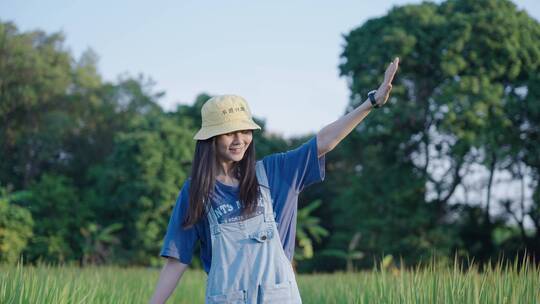 女孩在田间行走，用手遮挡太阳4k素材