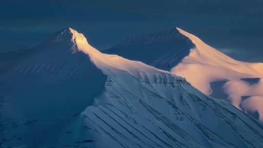 航拍新疆大雪山云雾缭绕雪景旅游
