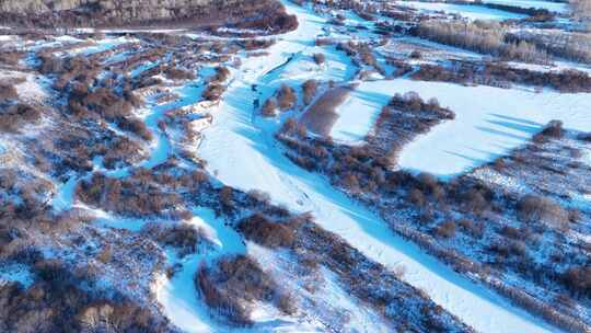 冰雪覆盖的森林湿地景观