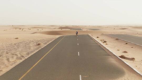 沙漠中间笔直的公路视频素材模板下载