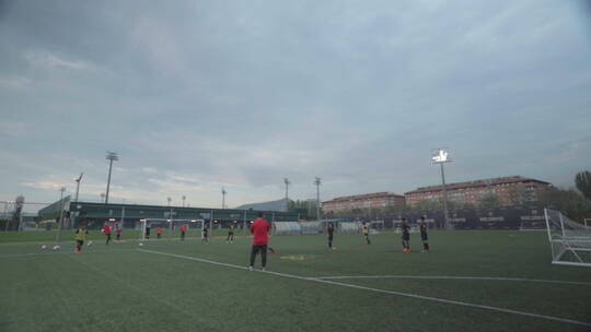 巴塞罗那儿童队训练 小球员敏捷训练圈训练
