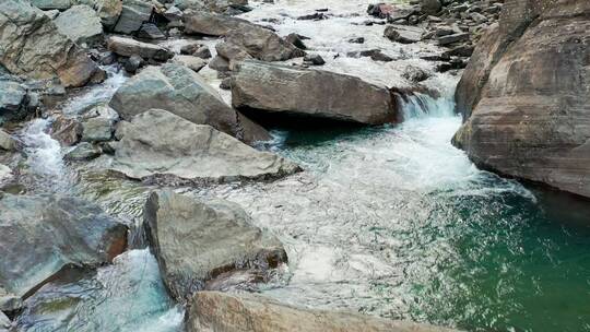 鹤峰屏山溪流