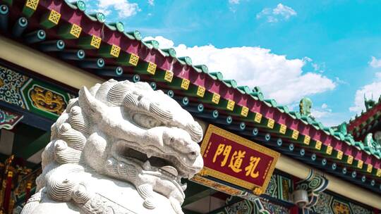 中国北京古建筑狮子头蓝天白云