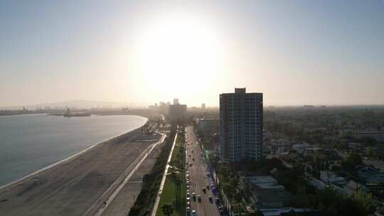 城市和海滩上晴空的太阳