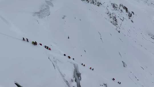 航拍攀登贡嘎山区贡巴峰雪山的登山队