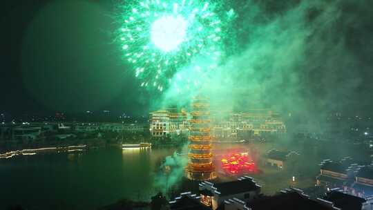 古塔上空绚烂烟花绽放的夜景 芜湖鸠兹古镇