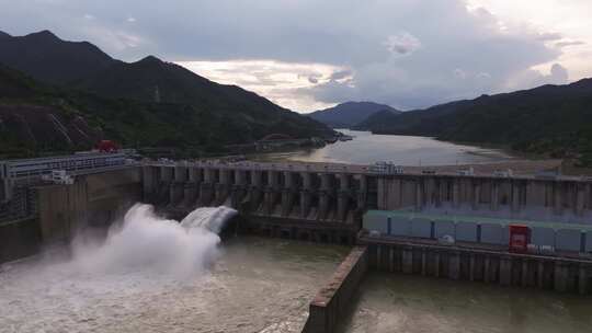 航拍水电站水库泄洪水力发电大坝开闸放水