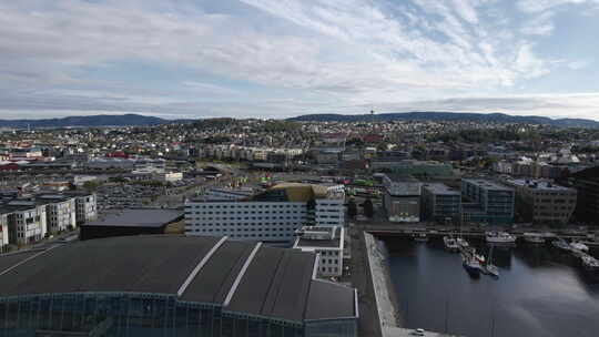 海港水上公园和酒店建筑。挪威特隆赫姆港白天。天线