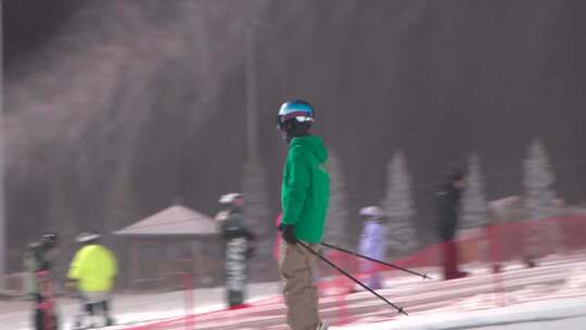 滑雪场 滑雪人群 雪上运动 单板双板