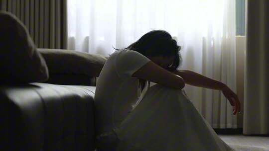 女生哭泣伤感失落压抑