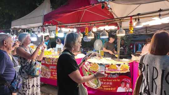 泰国清迈夜市摊位上在准备食材