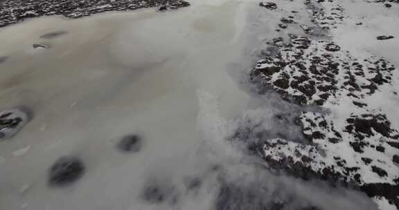 冰冻的冰湖覆盖着积雪