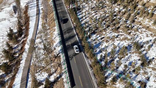 山区雪景公路汽车跟拍