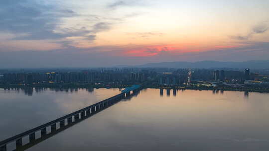 日落火烧云下的高铁跨江大桥航拍延时