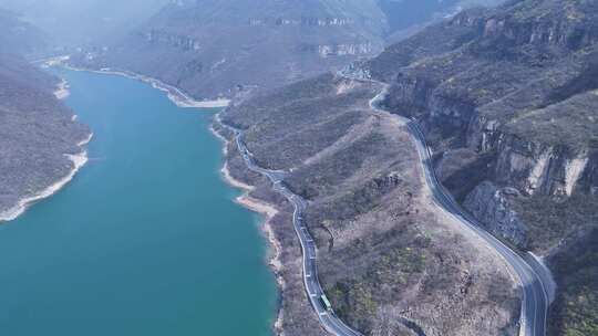 俯瞰湖泊山林山道车辆大巴车