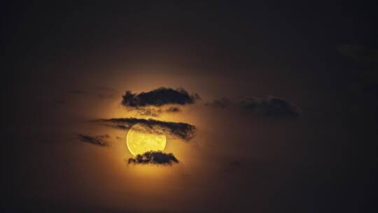 十五月亮  穿过云层