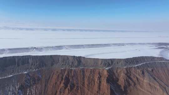 航拍新疆冬季安集海大峡谷红色山脉雪山河流