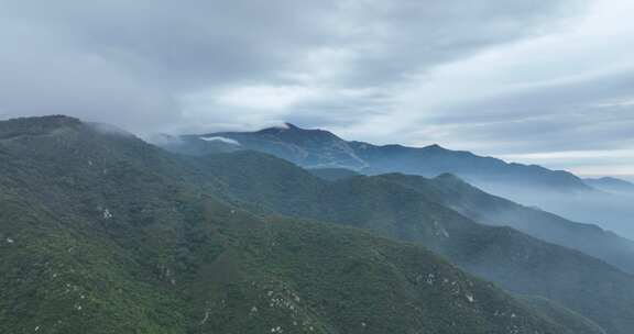 绿山云雾缭绕云海大山