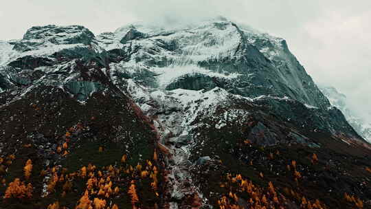 秋季的原始森林湖泊与雪山