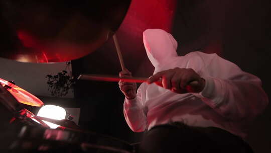 鼓手在行动一个鼓手在彩色灯光下演奏的头顶