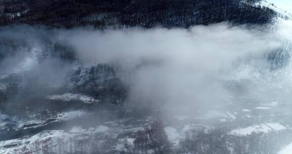 航拍大兴安岭云雾迷漫的森林河流雪景