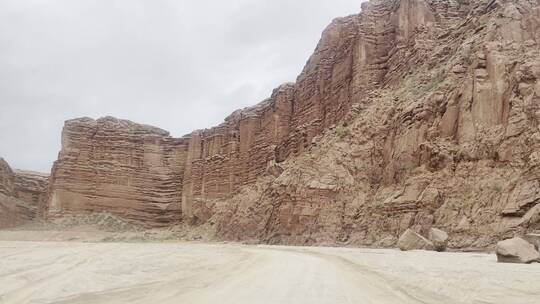 新疆阿克苏大峡谷丹霞地貌开车拍摄视频