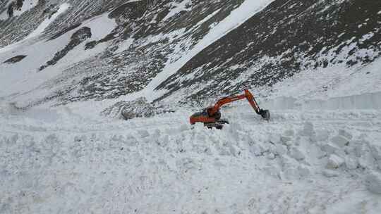 航拍独库公路冰达坂雪山机械清理积雪