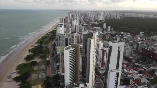 上面的海洋边摩天大楼，累西腓的Boa Viagem。巴西东北部。
巴西累西腓/Drone 4