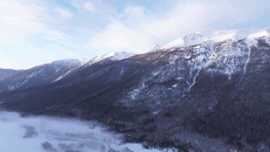 航拍新疆冬季喀纳斯河流晨雾雪山森林雪景