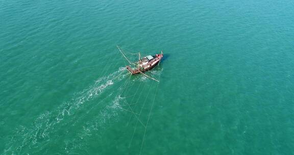 海上渔船打渔下网前进下摇