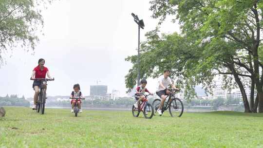 快乐家庭幸福骑车