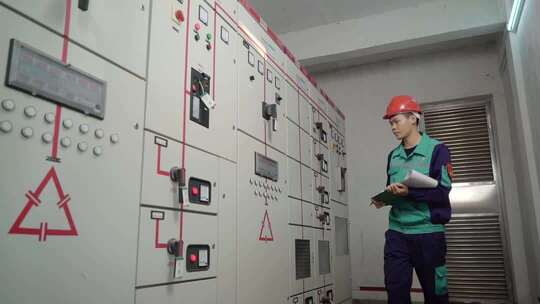 工人检查电气设备