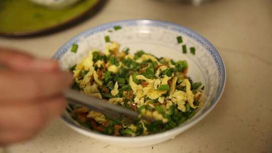 厨师调韭菜三鲜馅料