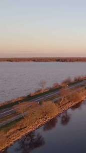 特写日落时分夕阳照亮城市公路与湖泊