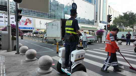 深圳华强北街道上的巡警与环卫工人