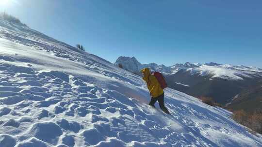 实拍登雪山画面