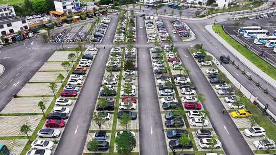 4k航拍假期停车场 景区停车场车流俯瞰