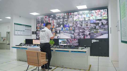 安保人员监控室查看监控画面