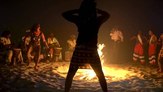 舞者在篝火前随着鼓的节奏跳舞