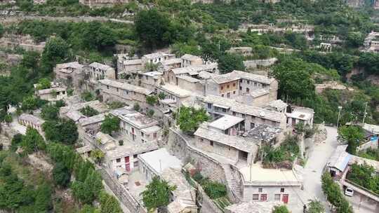 山西长治平顺岳家寨古村落悬崖上的乡村