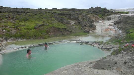 游客在温泉天然地热浴场洗澡