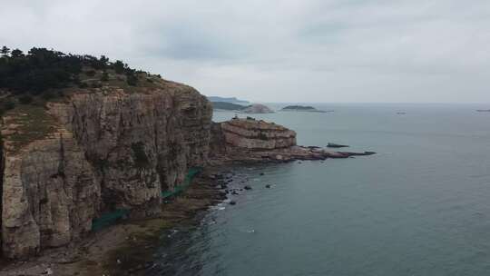 航拍山东长岛九丈崖灯塔海岸线大海风光