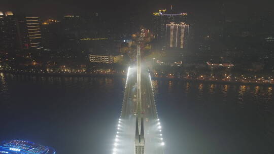 夜晚广州桥梁上的交通