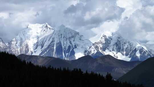 贡嘎雪山森林自然风光全景