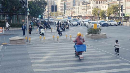 城市道路行人车流等待红绿灯